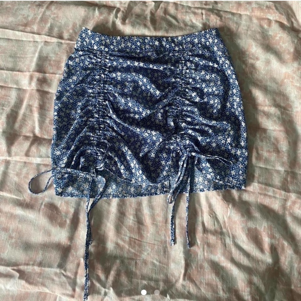 Blue floral mini skirt high waisted w ruched ties.